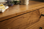 hazme un mueble con un barniza aplicado de cera abeja