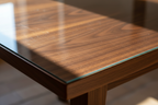 hazme una foto de una mesa de madera con abacado barniz cristal brillante